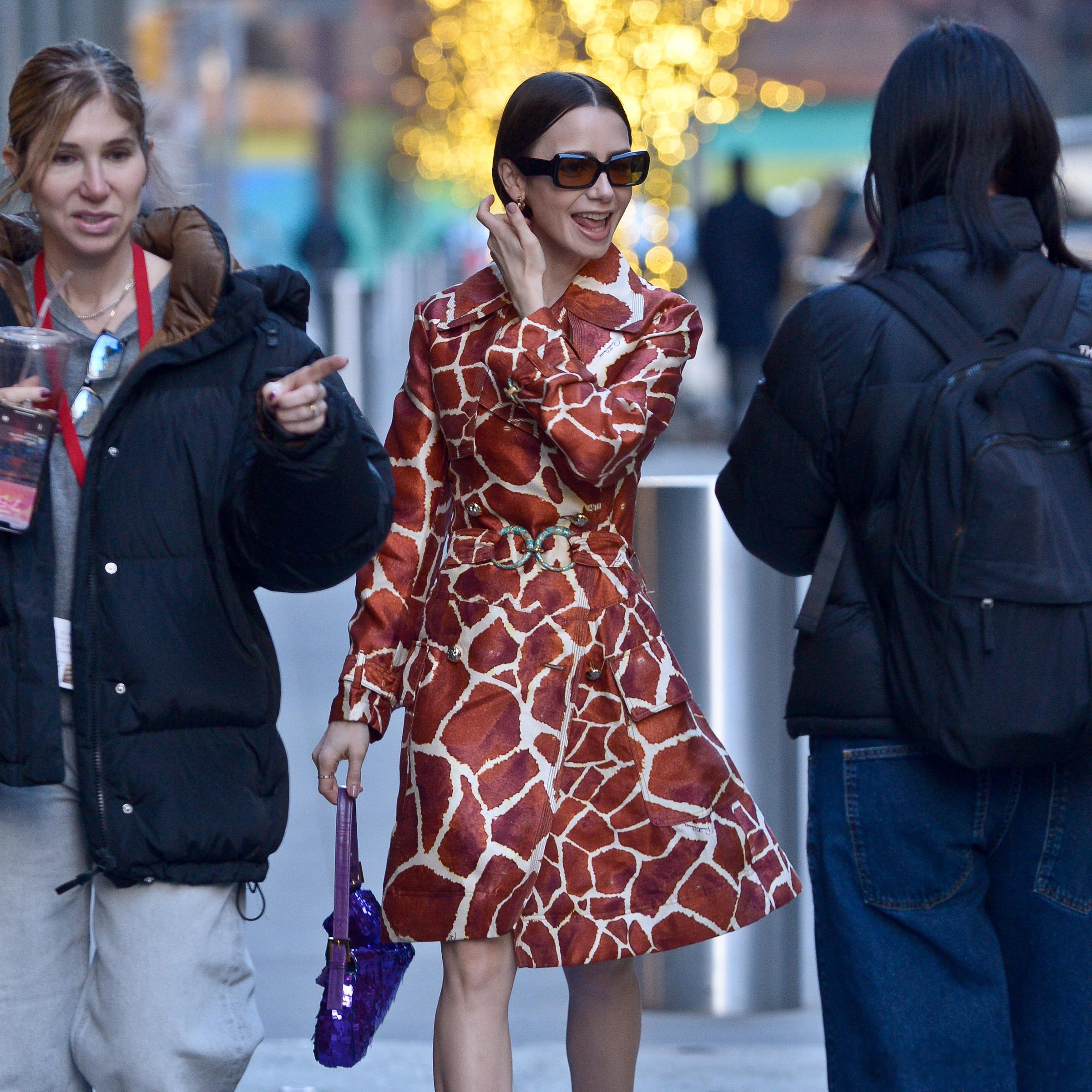 Lily collins莉莉柯林斯在纽约外出，莉莉身着一件长颈鹿纹的大衣前往录制