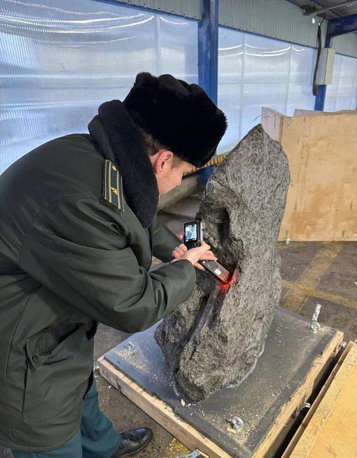 近日俄罗斯海关破获了一起特别的走私案，差点就让一块 2.5吨陨石碎片从俄罗斯运往