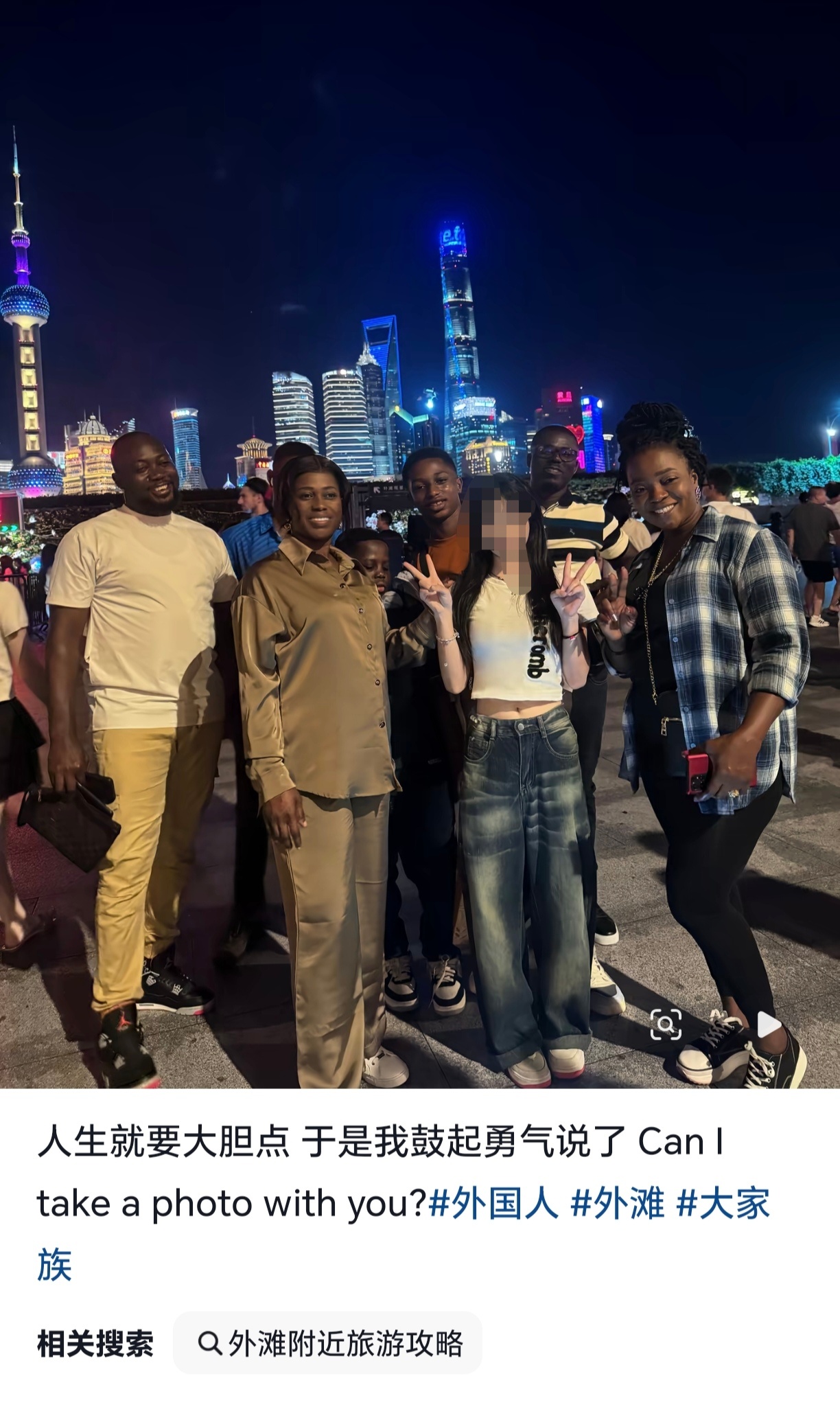你看嘛 很多都是小号，上来第一个作品就是和老外合影，这是AI矩阵吗？ 