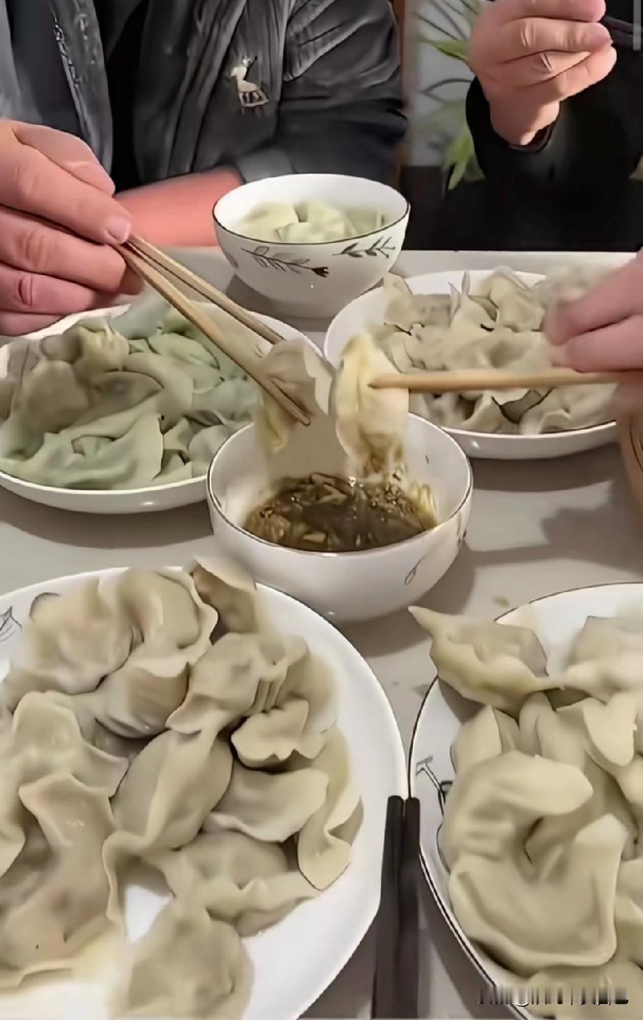 除夕吃饺子，初一吃饺子，关键是大过年的桌子上除了饺子还是饺子，连一个硬菜都没有！