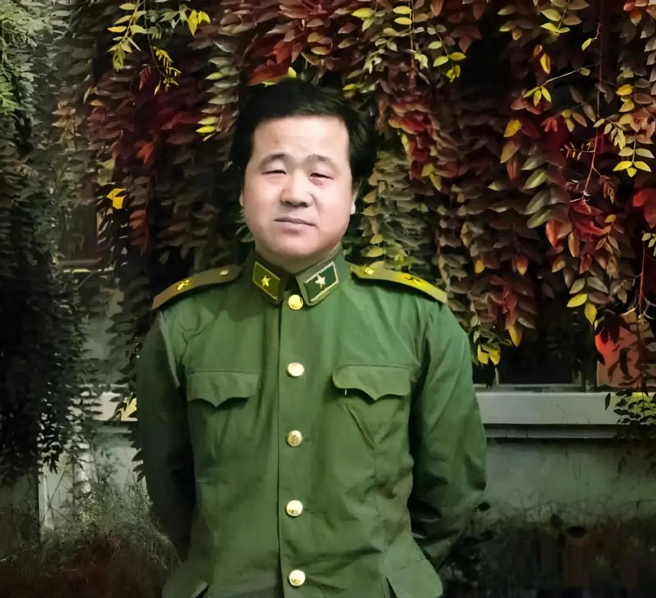 年轻时的莫言的一张军装照，人靠衣裳马靠鞍，那时的莫言还挺帅气的。
很少有人知道莫