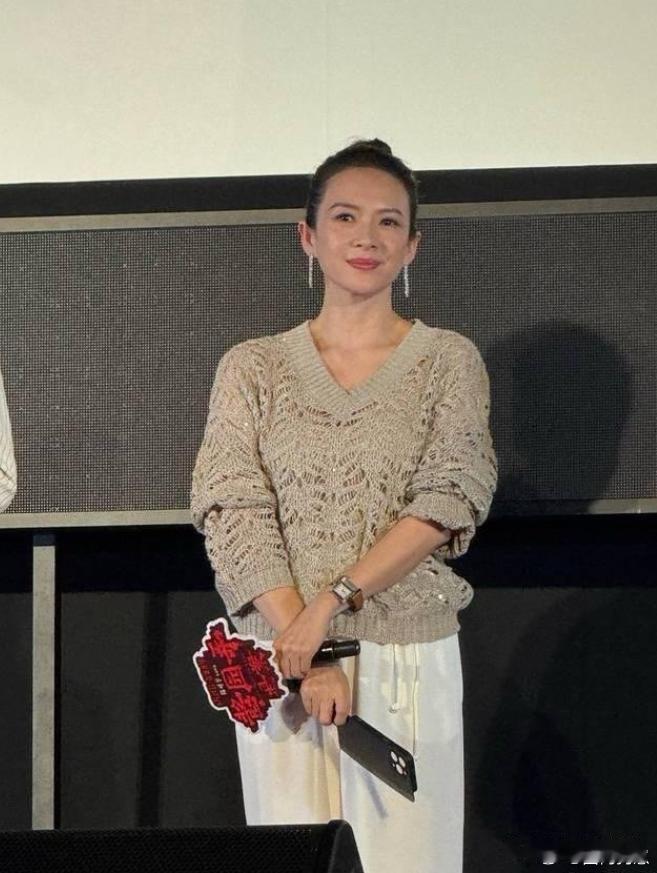 46岁章子怡增肥后惊艳众人！一袭针织衫搭配白裤，贵气感直接拉满，优雅气质迎来全新