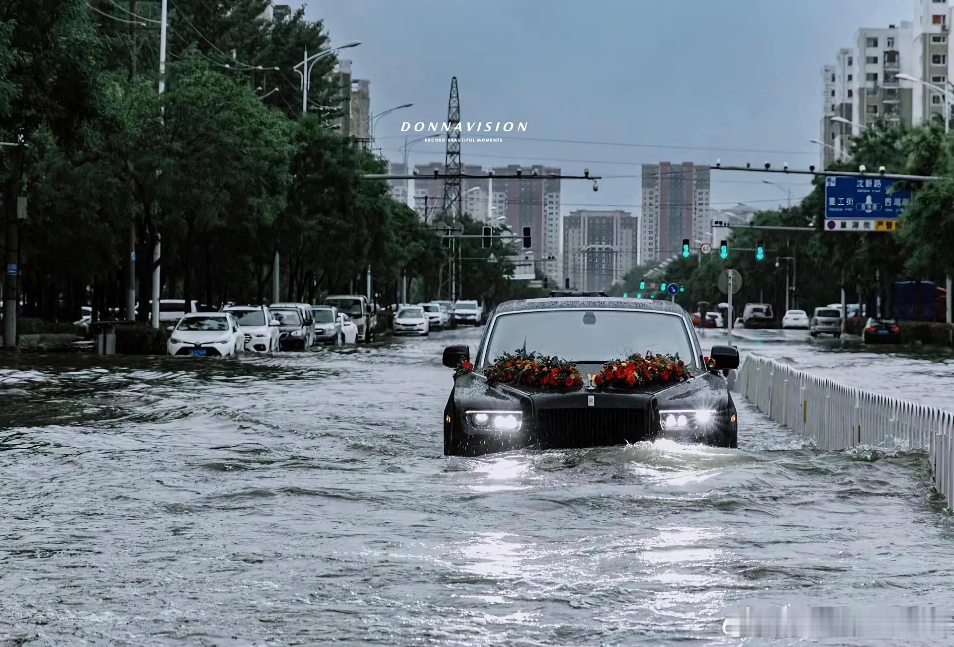 这一定是最强婚礼了，风雨无阻、同舟共济！东北有个说法，结婚下雨媳妇厉害，兄弟好福