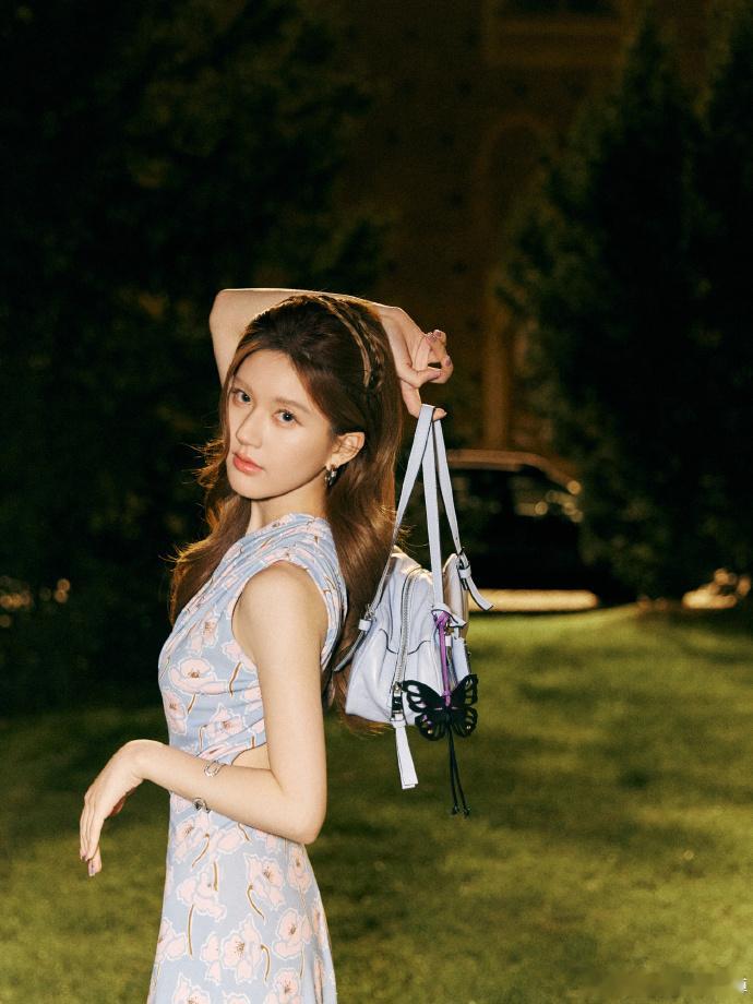 #赵露思更鲜活更自由更清新##赵露思粉色花纹吊带裙#赵露思的粉色花纹吊带裙魅力十