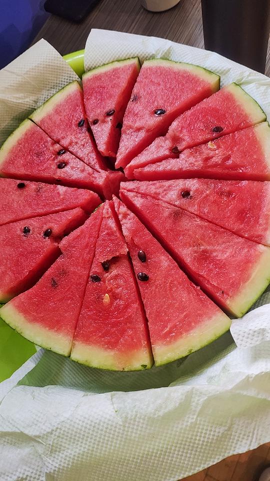 咱就说打羽毛球的待遇堪比马拉松补给了要吃的有吃的，要喝的有喝的，嘎嘎造羽毛球