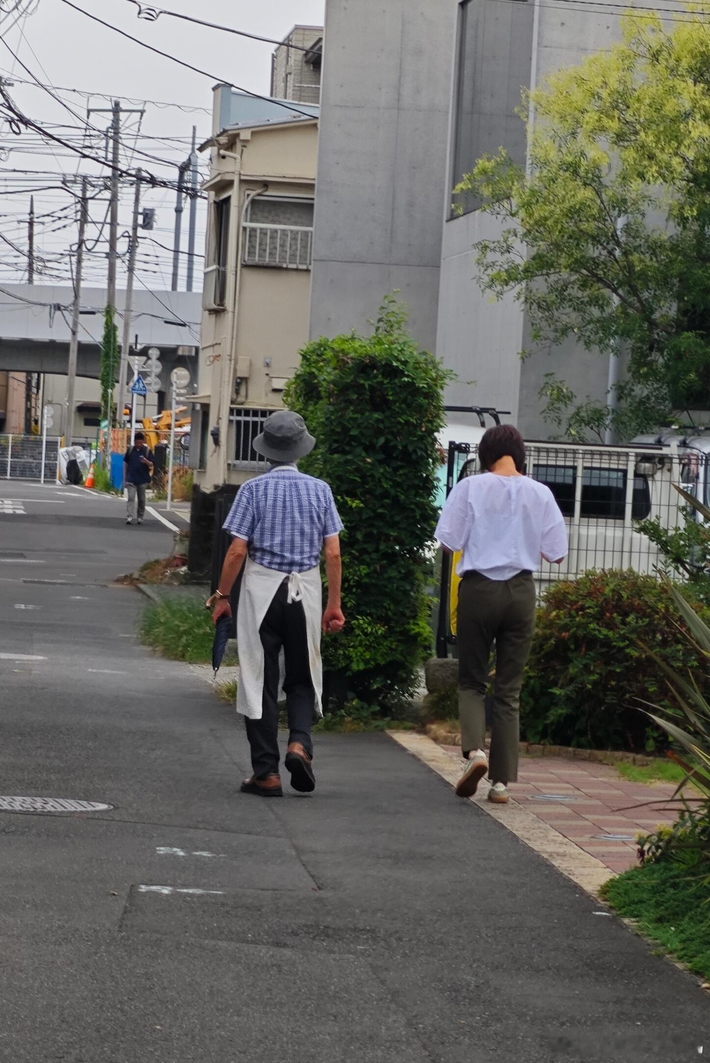 日本偶遇宫崎骏宫崎骏 昨日，有网友在日本偶遇了宫崎骏，当时宫崎骏嘴里叼着一支香烟