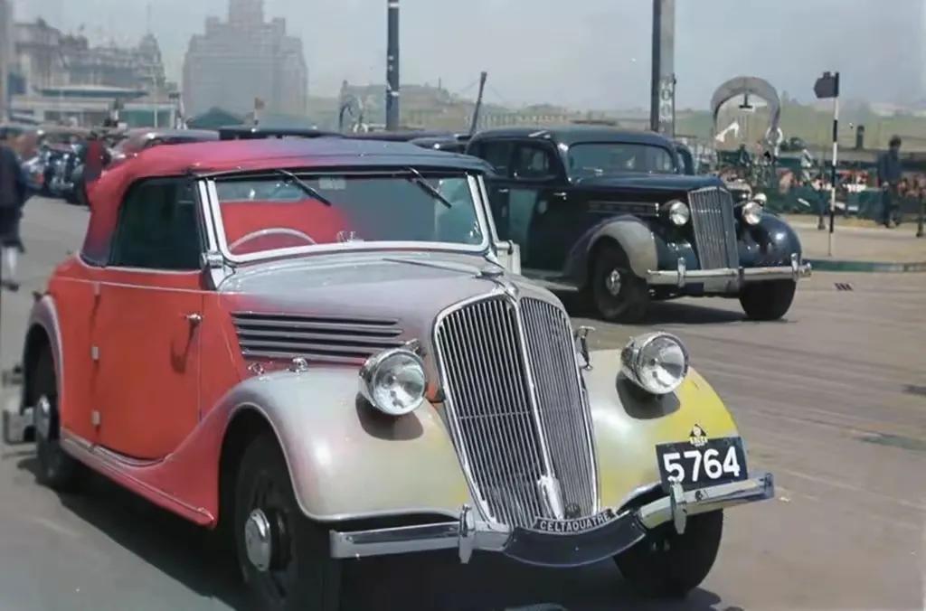 历史回忆：这部车是1934年，百老汇接送高级顾客的雷诺车，现在看这部车的造型别致
