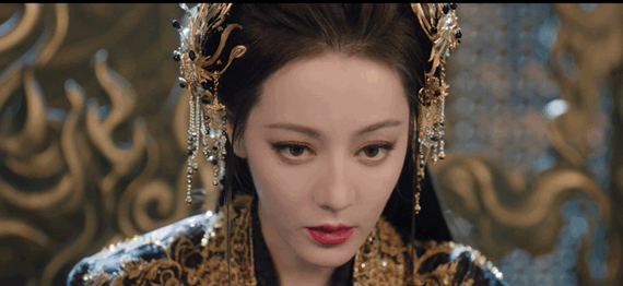 邓莎夸迪丽热巴异域美内娱独一份的异域美感被迪丽热巴拿捏得恰到好处，邓莎直播里的夸