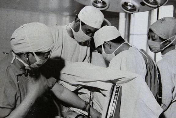 1984年，战士李陶雄中弹牺牲，送葬途中遗体竟两次从车上跌落，护士郑英察觉异样，