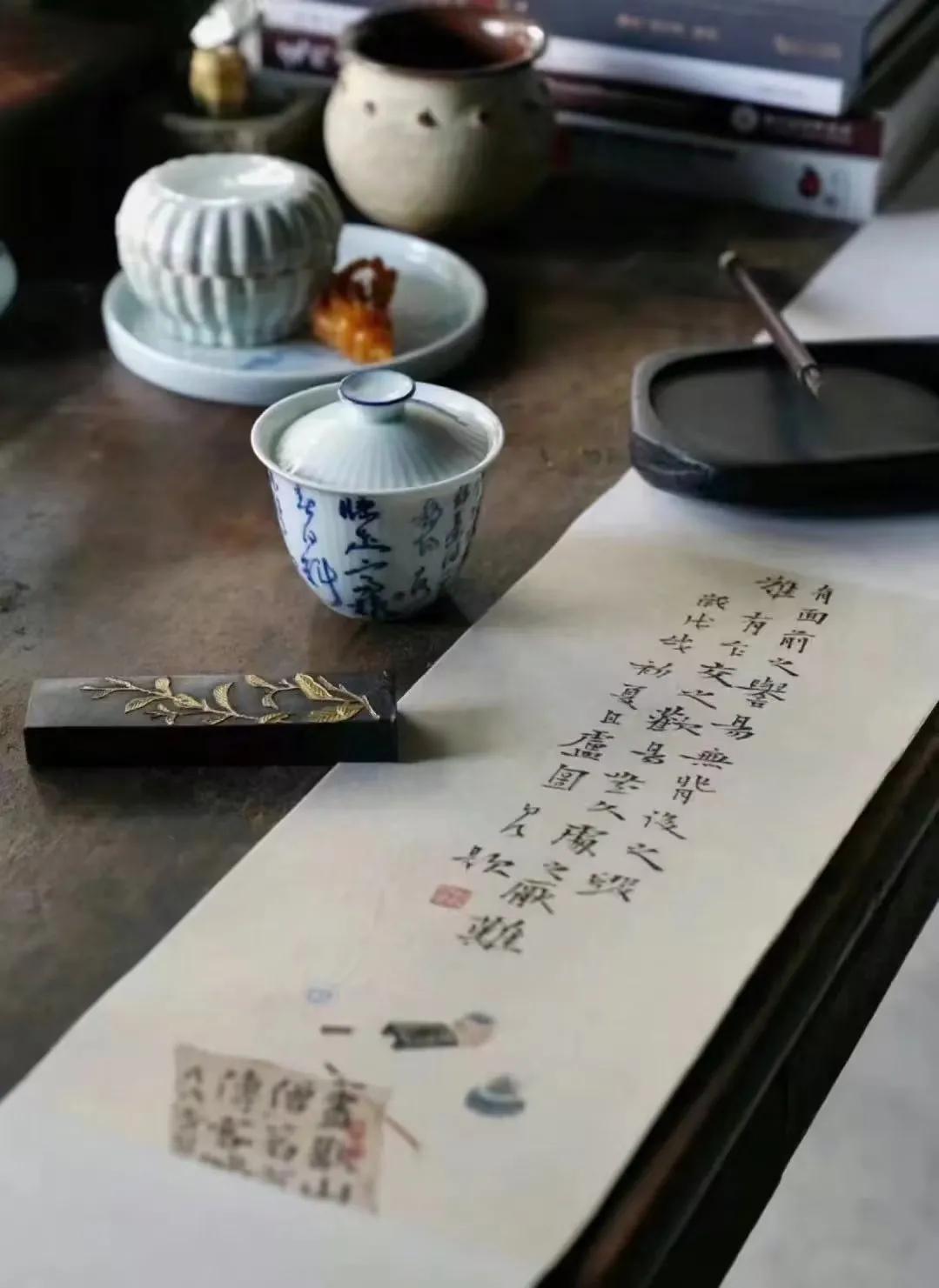 喜欢文字的人
怀着一颗多情而诗意的心
在文字的丛林中荡漾、探寻
不会放过任何蛛丝