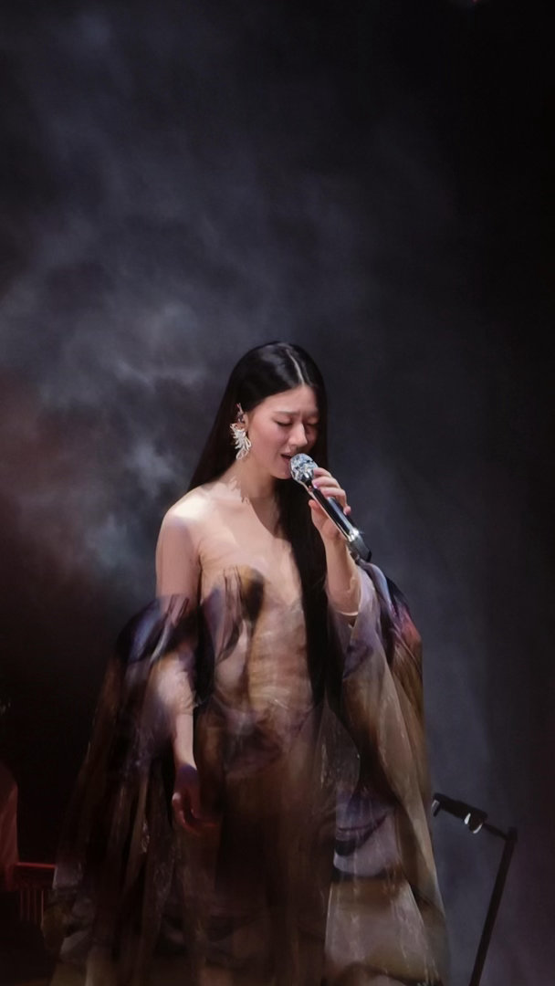 单依纯神女降世 救命啊！！单依纯站在光里的那一刻，我真的以为自己在看什么神话电影