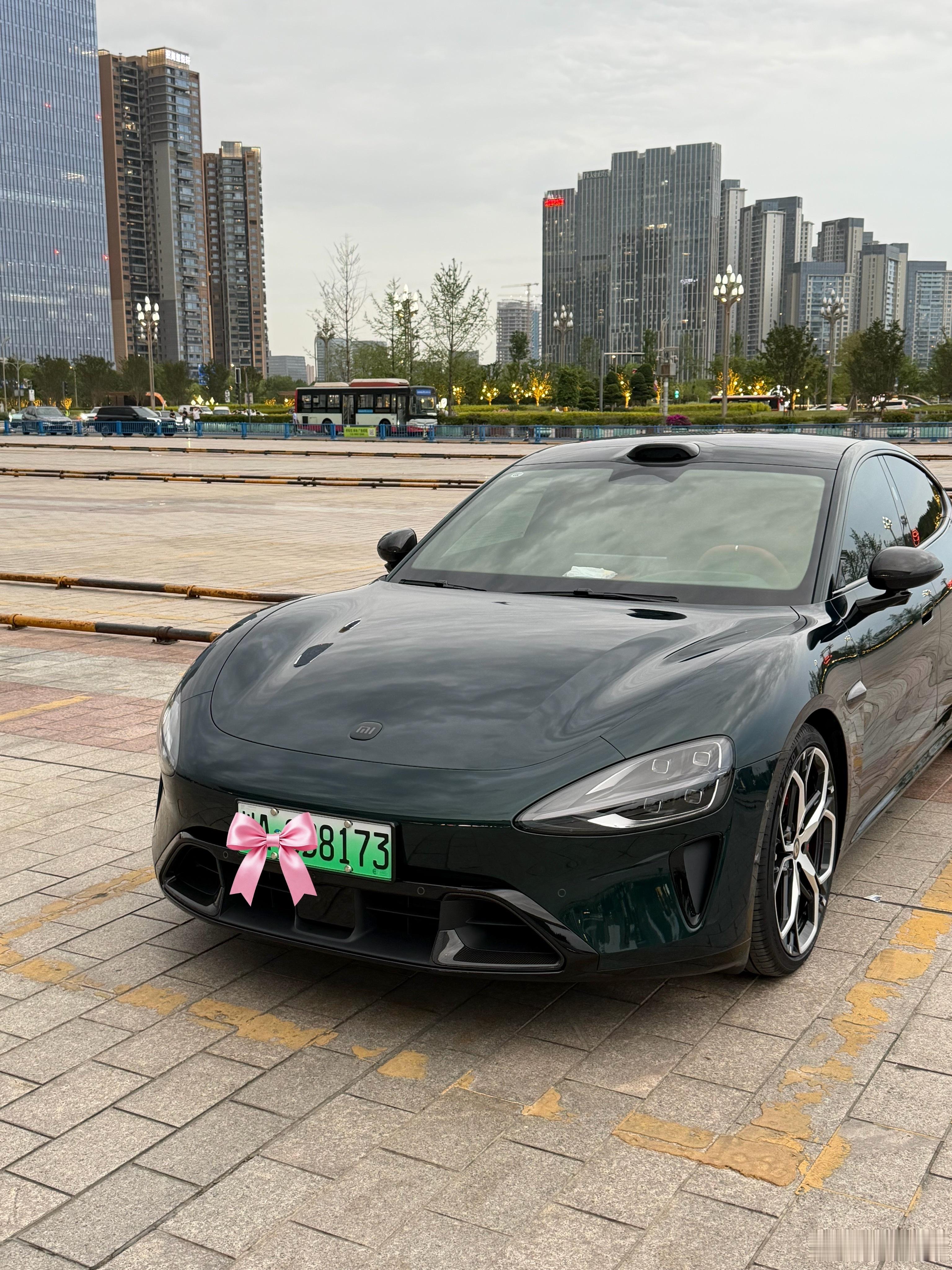 昨天为了拍视频，跟我老公去附近自助洗车店洗车，我拿个大刷子在那里刷，我老公疑惑的