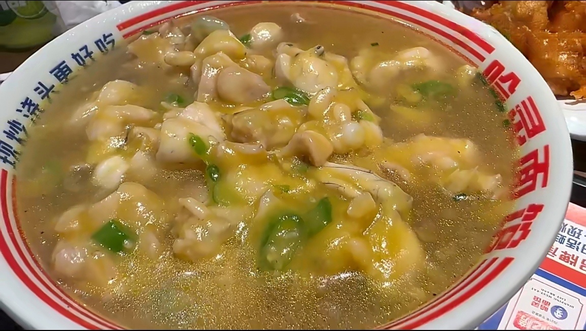 这碗上海牛蛙面被食客追着打卡一碗牛蛙面牵动全城味蕾，融合四方风味又保留本帮底色。