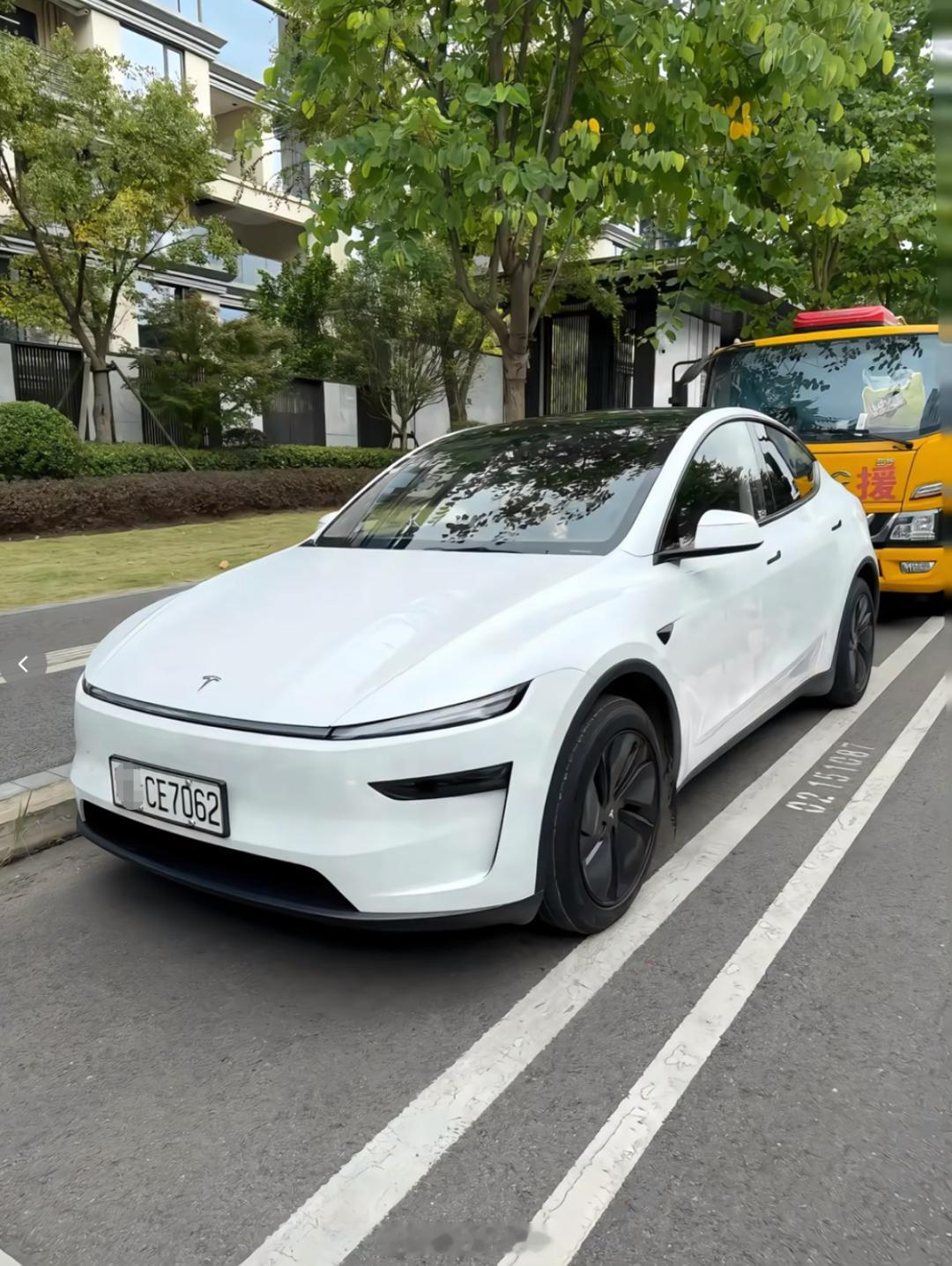 多地新能源车牌绿色变白色 最近好像不少网友的车牌被太阳晒白了？还是故意用化学溶液