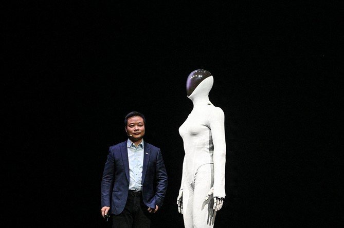 【小鹏IRON人形机器人年底量产】何小鹏称完全自动驾驶1到3年到来小鹏汽车今日公