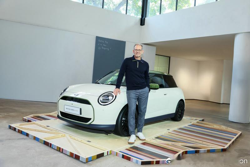 【Paul Smith联名MINI亮相广州】11月20日，在广州溯·榭映美术馆举