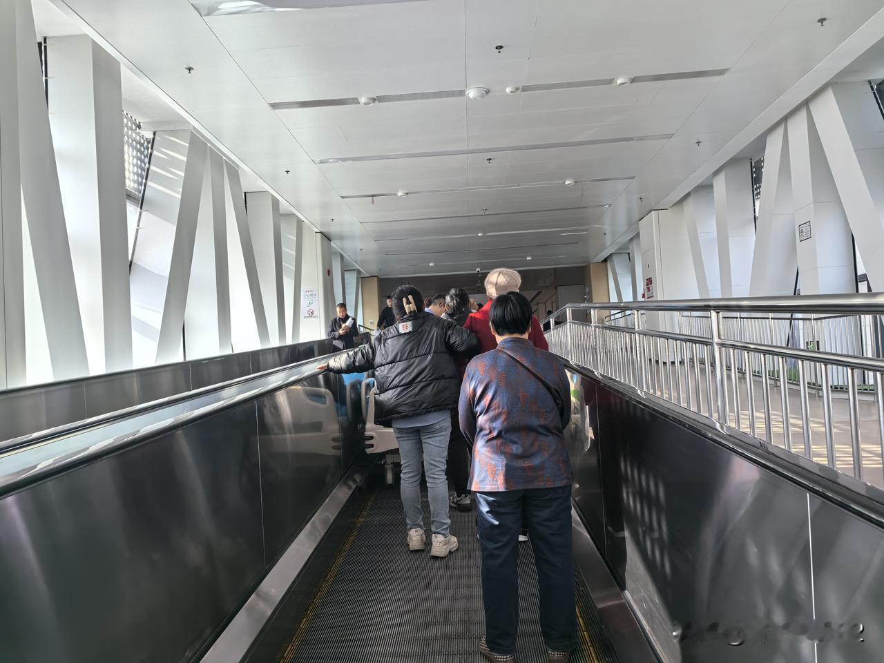 这五项理疗有：针灸，微波，磁疗，干扰电，经皮等。
从上午8点一直做到将近11点才