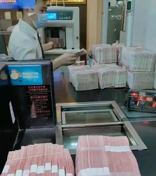 黑龙江，一对夫妻把攒下的3000万元存进银行，图的就是三年定期、年利率4%，一年