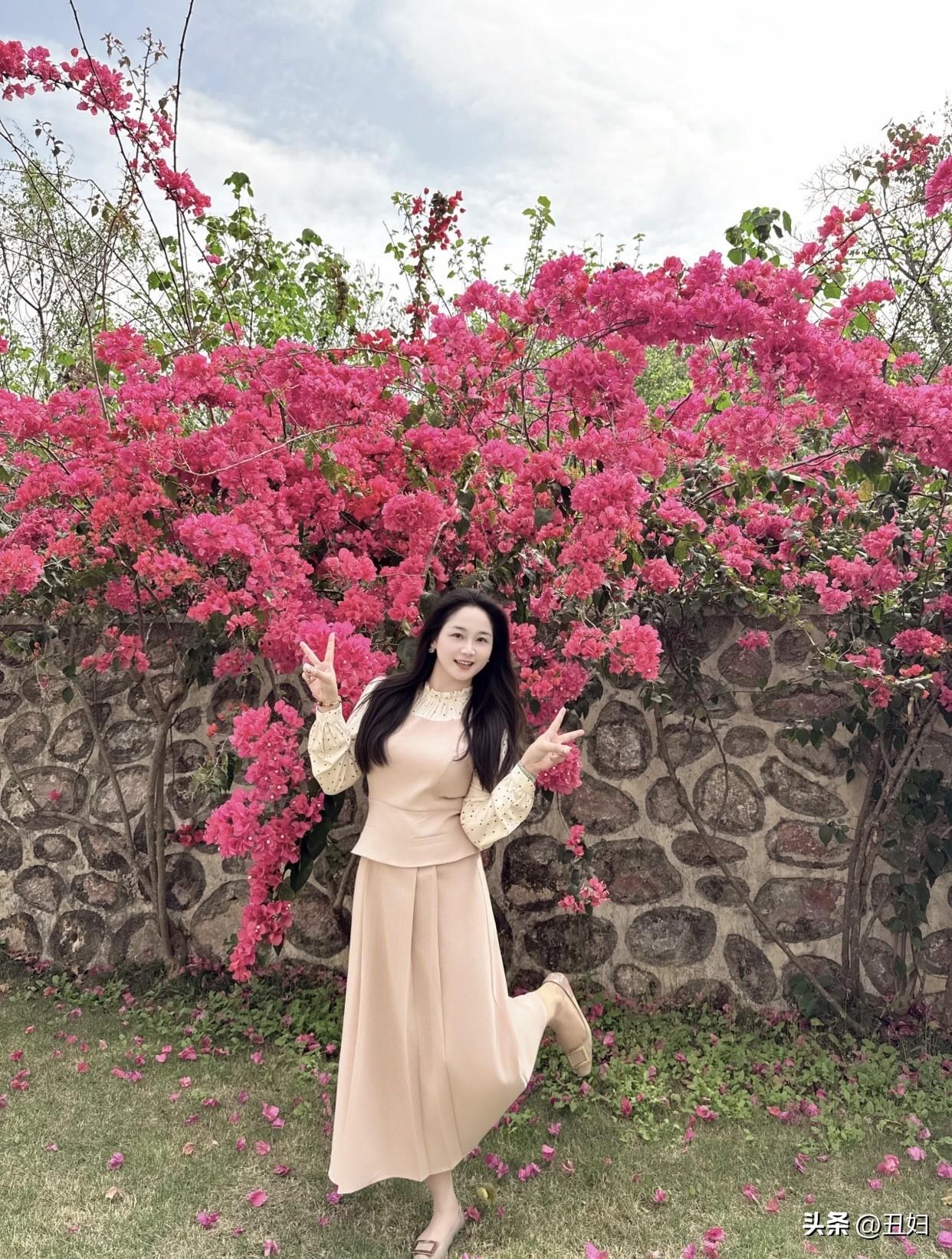 春日生活打卡季粉衣美人倚花丛，笑语盈盈似画卷。