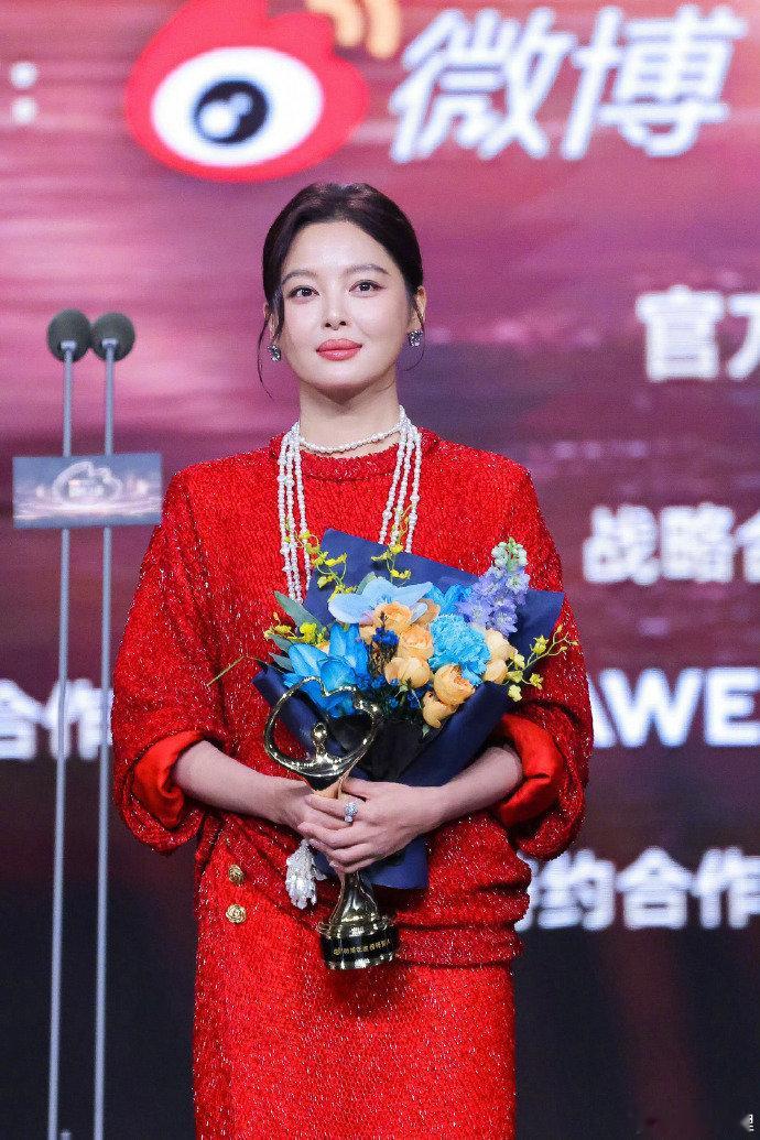 微博之夜那些该被记住的温暖瞬间 11分钟，从评论区许愿到红毯BGM兑现。一张往返