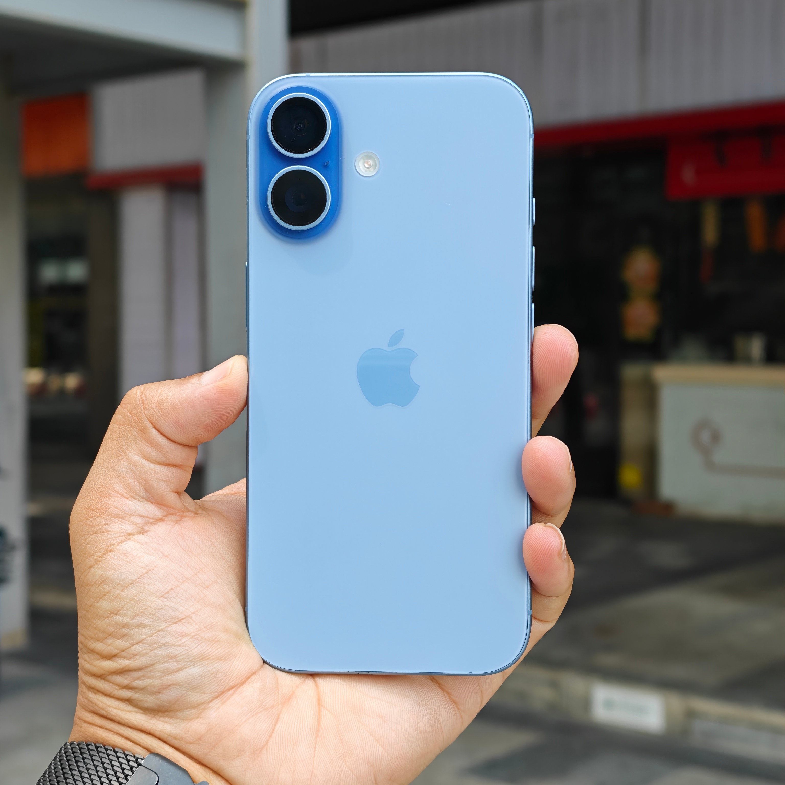 iPhone 17美版改卡不能说同iPhone 16有区别，只能说是一毛一样，双
