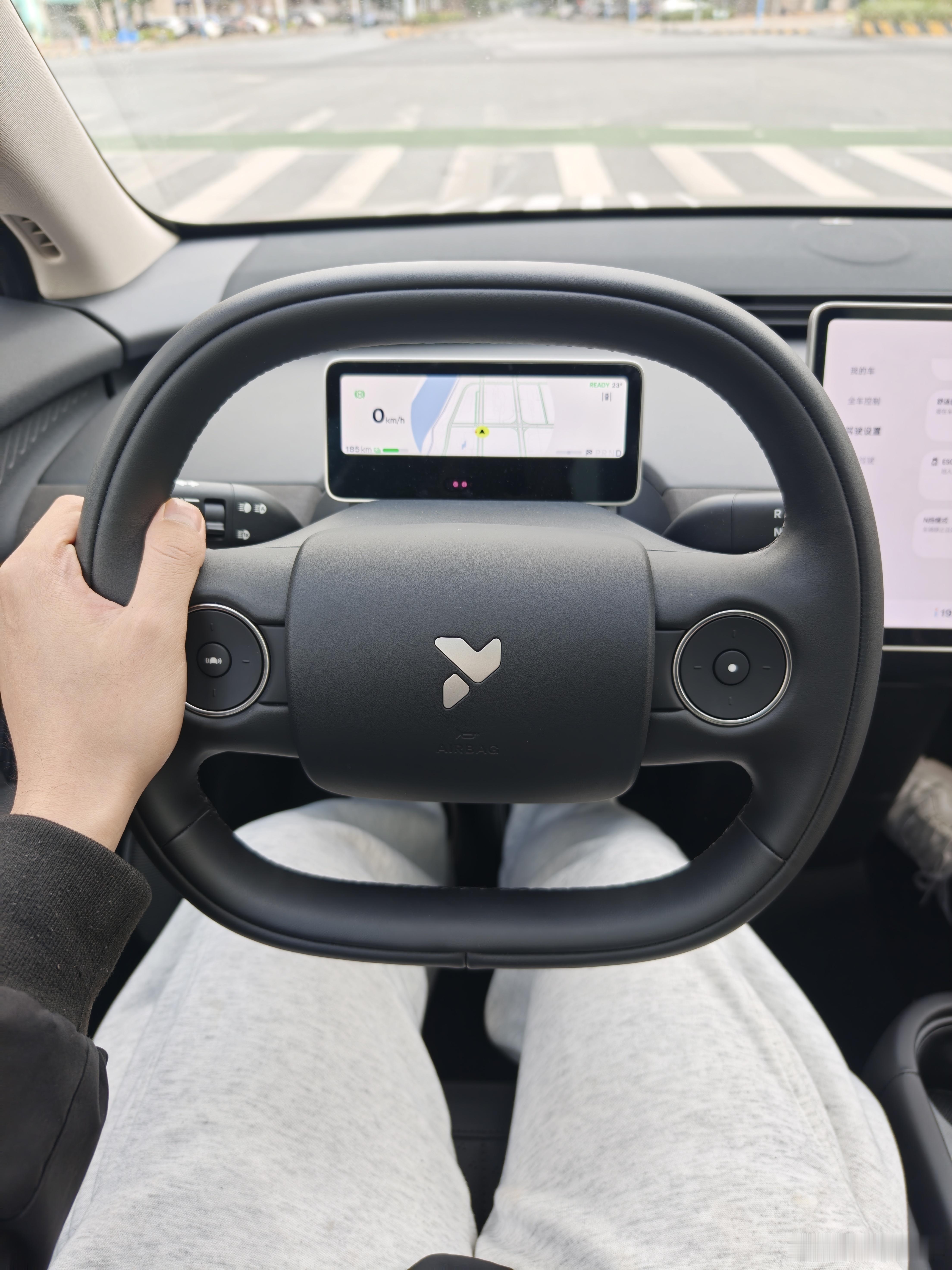 试了下所谓欧版避震的萤火虫，转向更凌厉了，避震虽然更硬但支撑更好的同时也没有牺牲