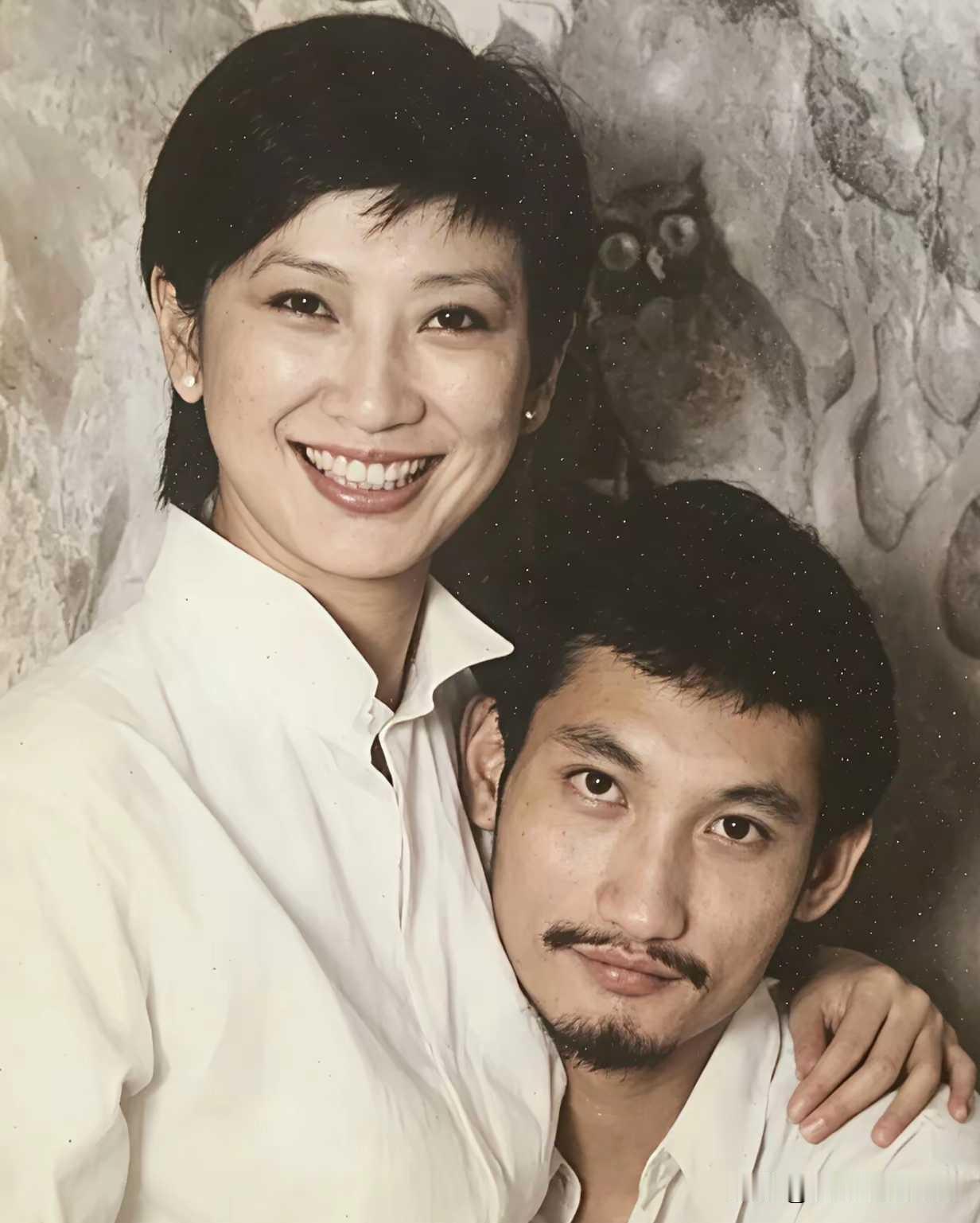 施南生和乐乐都没有错，两个女生都是飞蛾扑火，都是真爱，一个用一生为他的事业奉献，
