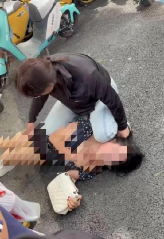 高阳扒裤事件的警方通报总算来了！这下大家才弄明白，被打的女子全程没有做出任何反抗
