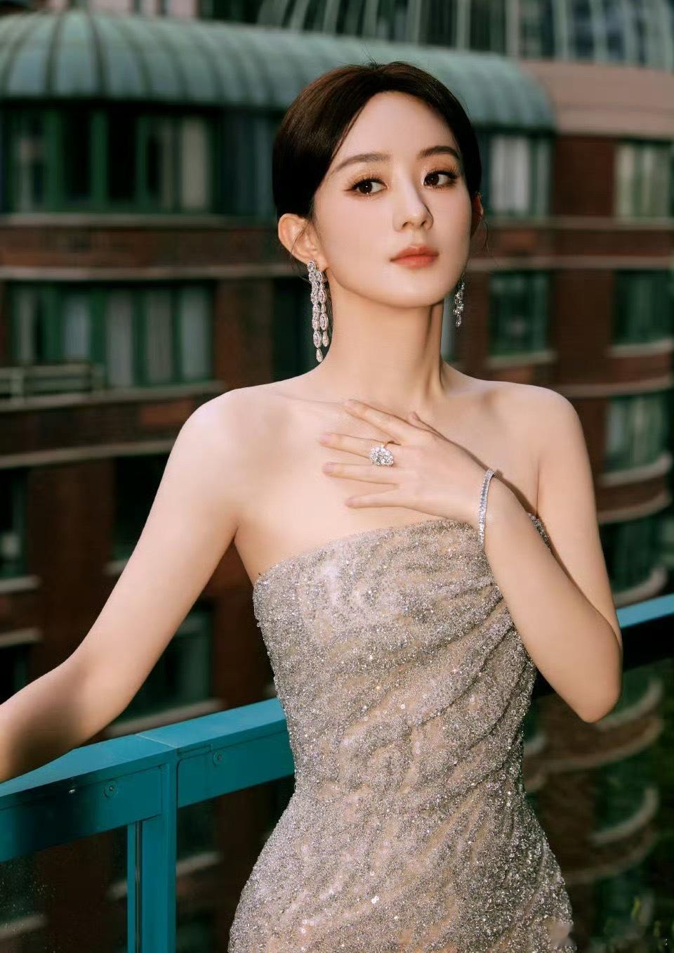 赵丽颖染回黑发了赵丽颖抛弃抢眼的粉调后，哑光黑发色与象牙白礼服形成高级对比，耳畔