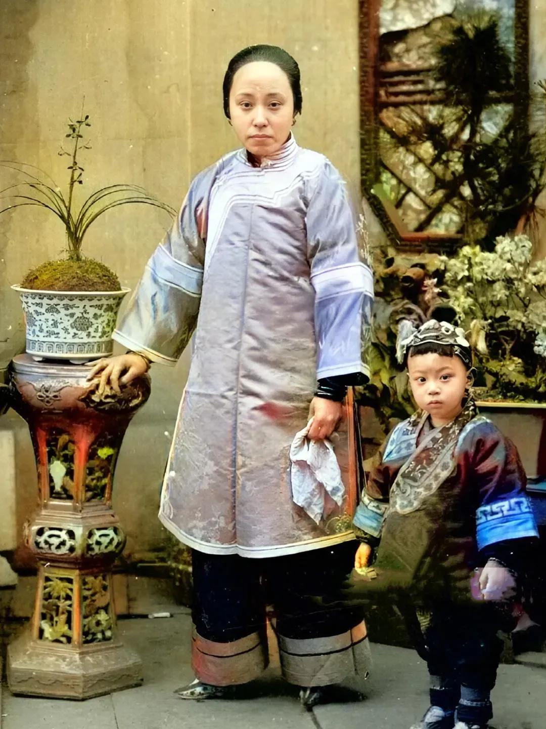 晚清时期，一个地主家的太太领着自己的女儿留下了一张合影，记录下了这个美丽的时刻。