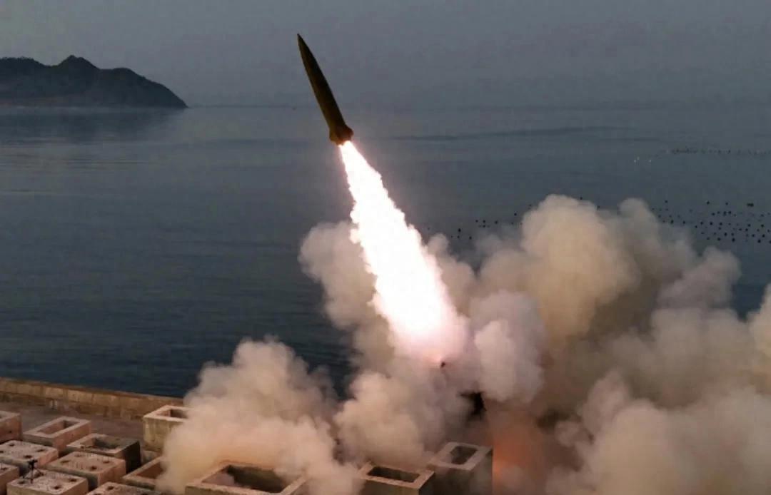 谁能想到，天天在东亚耀武扬威、刚签下造舰大单的日本，真遇到硬茬时，第一反应竟是向