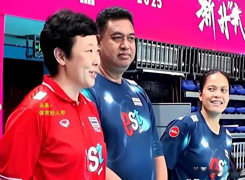 在天津亚锦赛女排晋级决赛的争夺中，让日本队1：3不敌泰国队爆冷出局的现场旁边，人