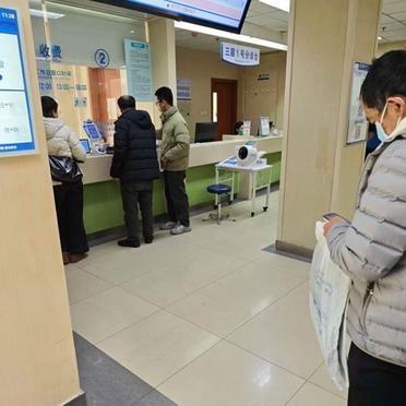 性生活时硬度不够，如何恢复？
屏幕的光映在脸上。旁边是熟睡的伴侣。
他点开搜索框