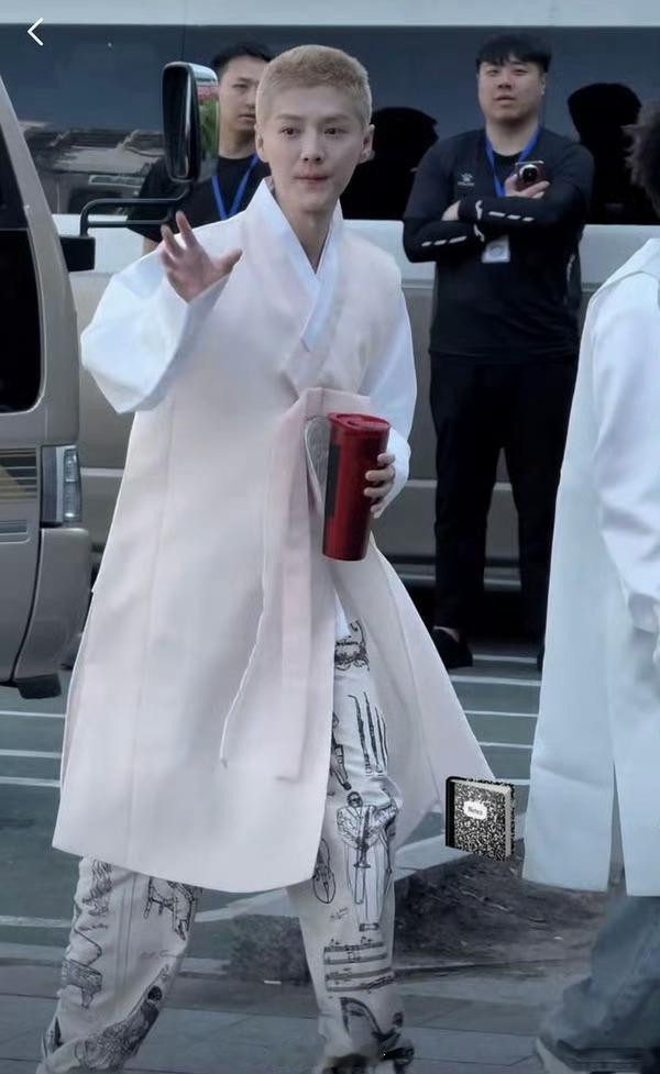 鹿晗这就是京圈佛子吗 不是，这状态配这服饰，好像师太这发型加上这个发色像老头一样