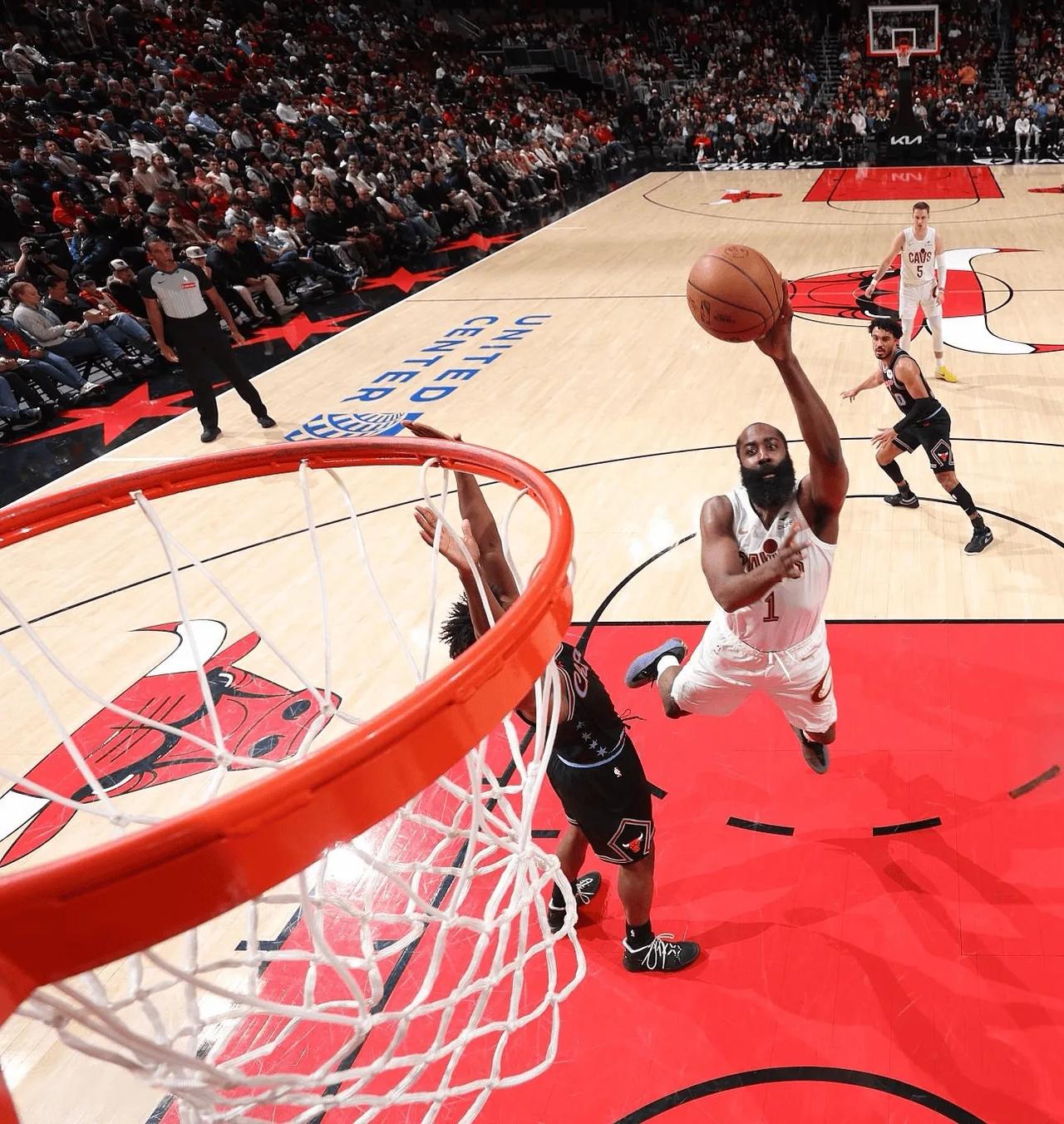 吃午饭的时候和朋友聊起哈登的表现，确实没想到这么快就在骑士拿到30+了，其实要不