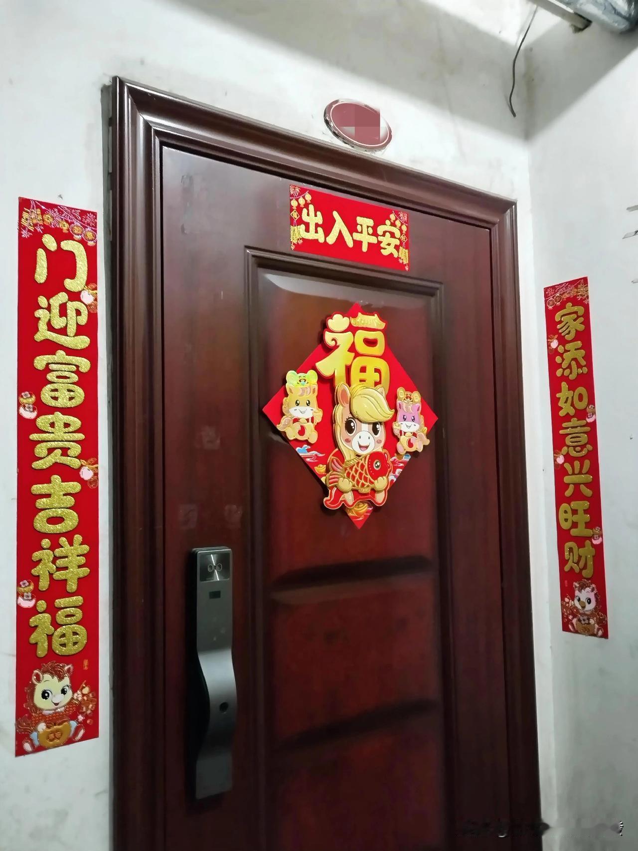 二十八贴嘎嘎，本来是个高兴的日子，但每年贴对联时却总觉得别扭，问题不在于对联，而