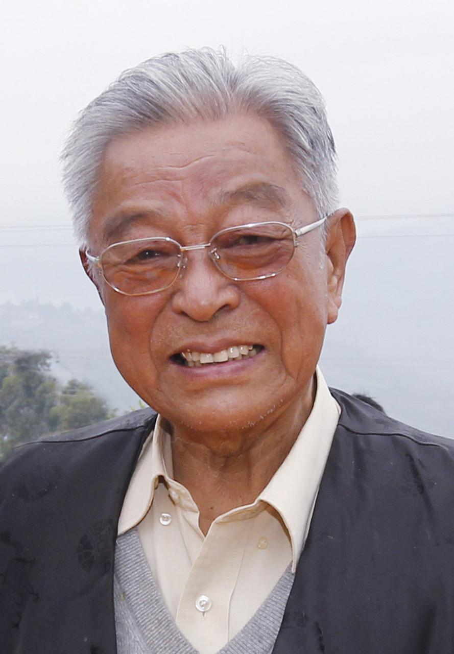 1994年，延安卷烟厂快垮了。工资发不出，几十万箱烟堵在仓库里卖不掉，整个厂子死