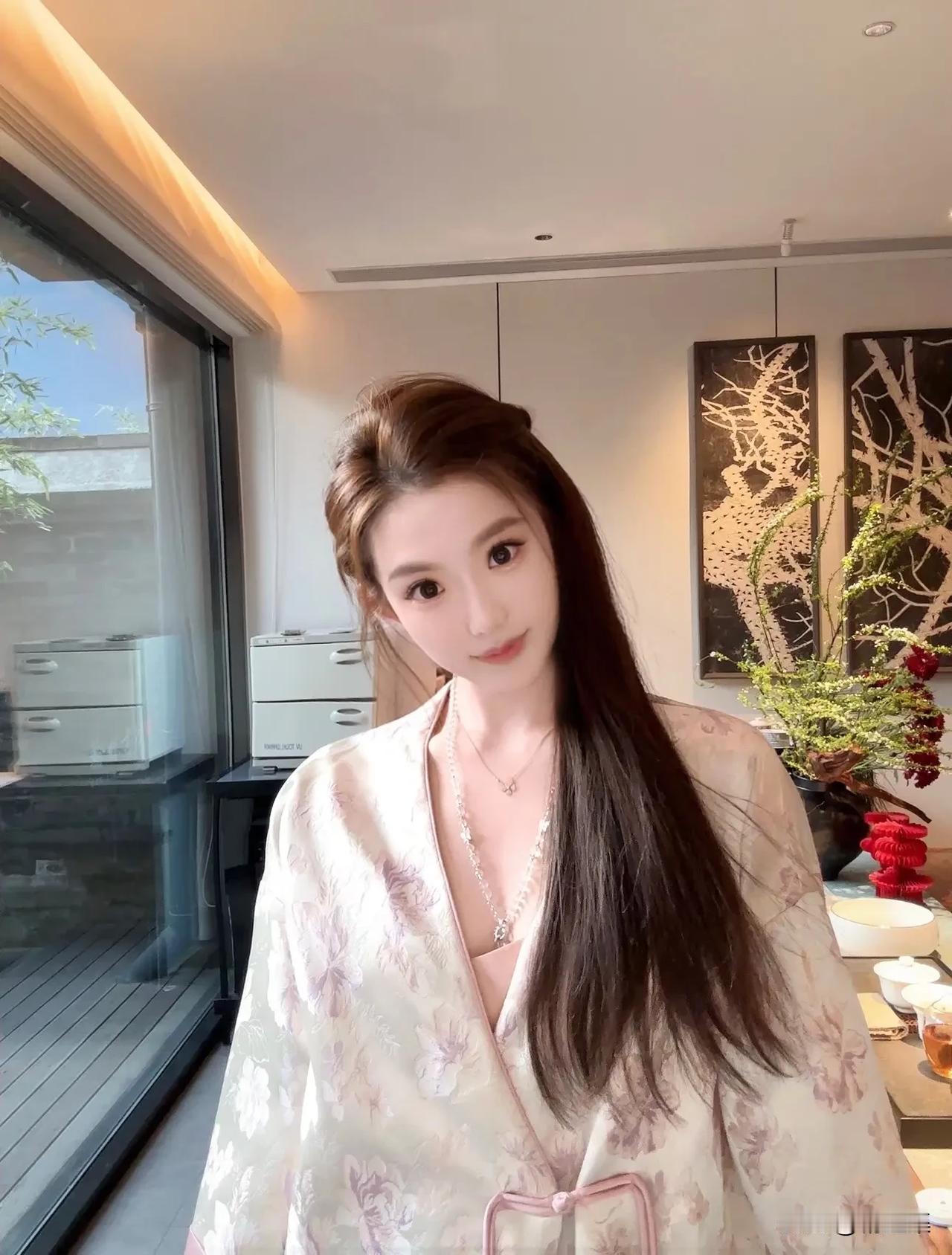 这姑娘在家穿得真舒服！