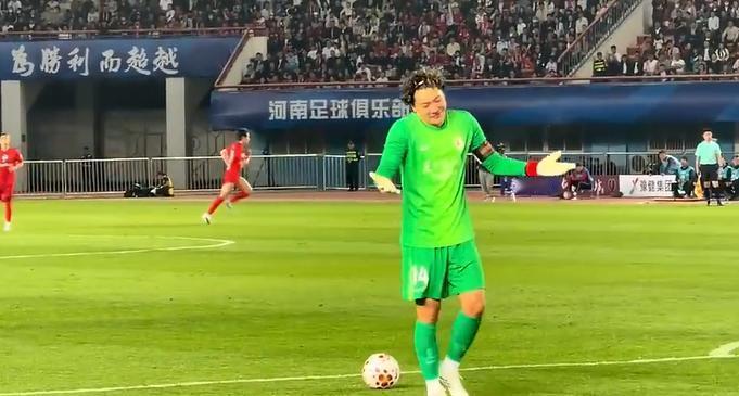 王大雷这又是怎么了？昨天赛场除了杨世元受伤争议外，王大雷在和河南比赛中一个看似平