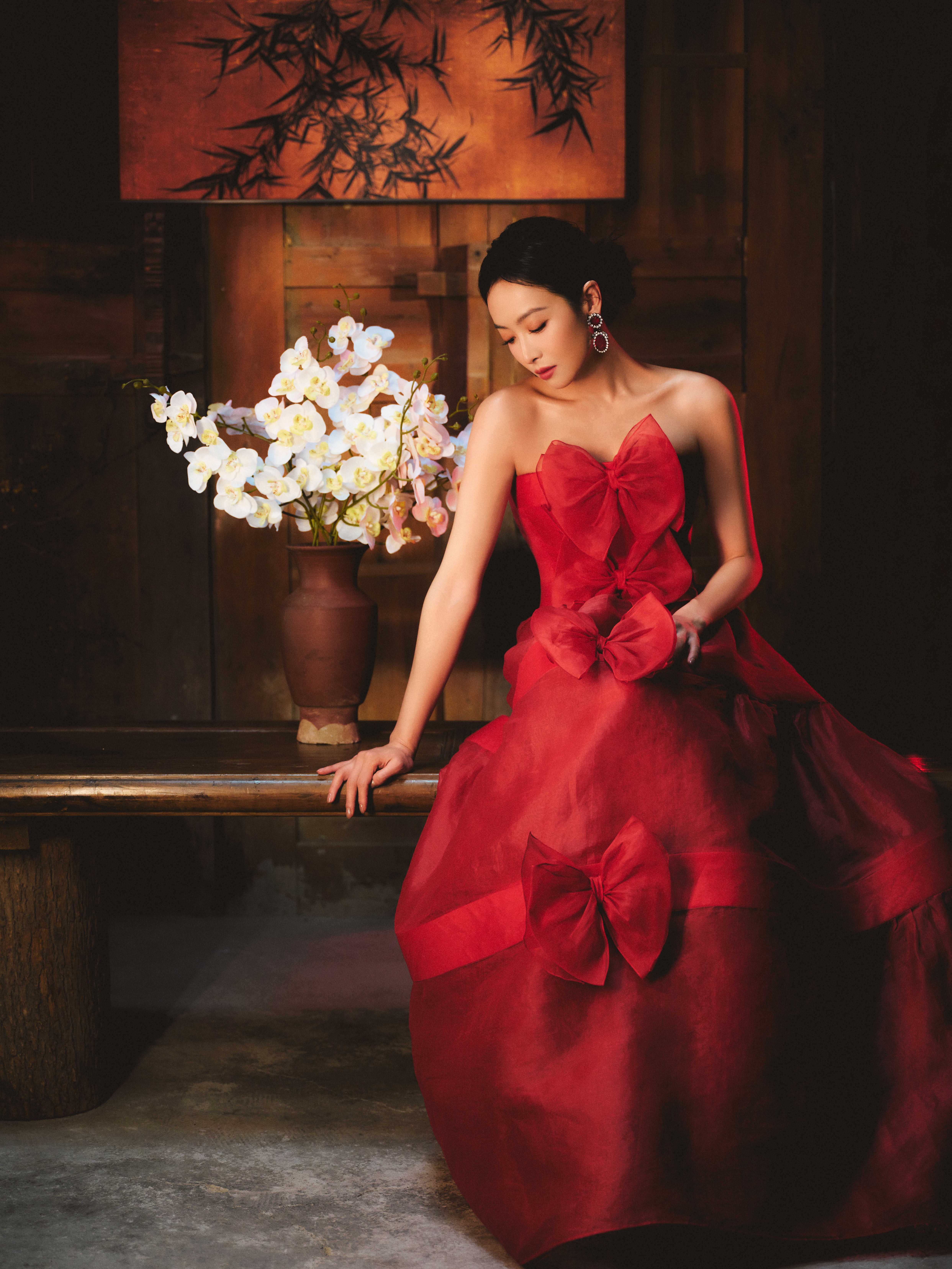 宋茜 × 2025上合组织国家电影节 女士一袭 Nina Ricci 1990春