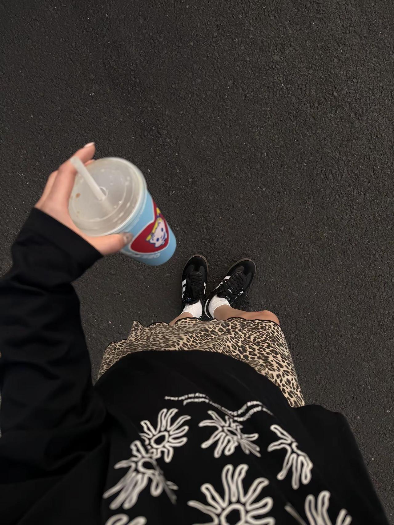 辛辛苦苦找了一份辛辛苦苦的工作不露脸ootd 老派少女的ootd 咖啡续命 周五