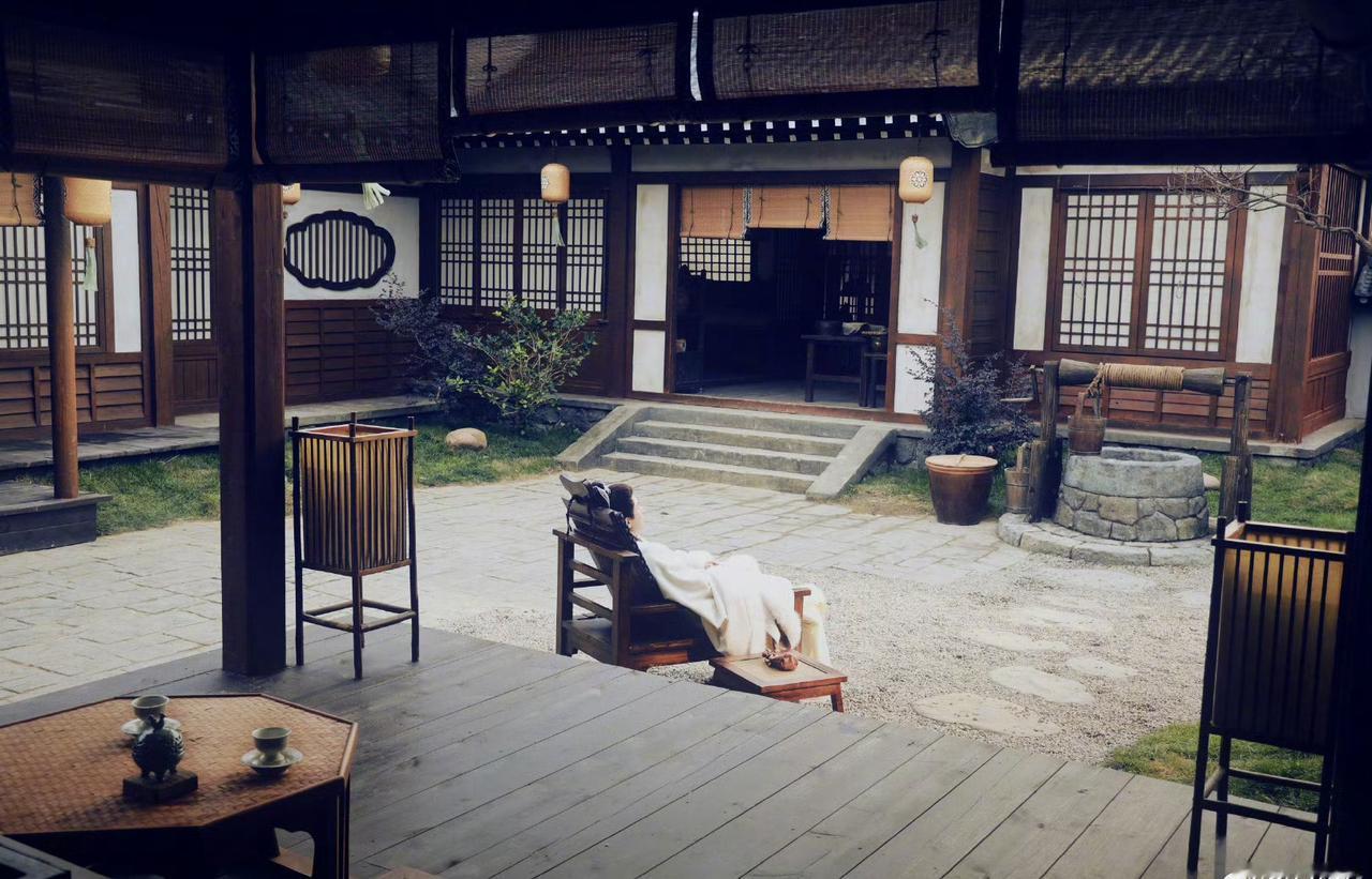 长安二十四计，一半是庭院闲坐的筹谋，一半是雪夜独行的奔赴，成毅的每一步都藏着故事