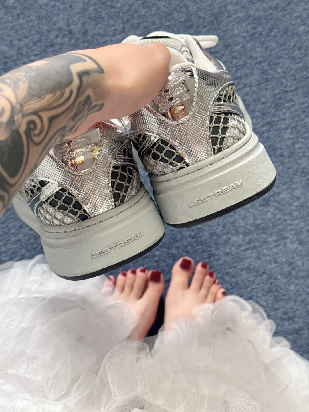 德比鞋配蛋糕裙