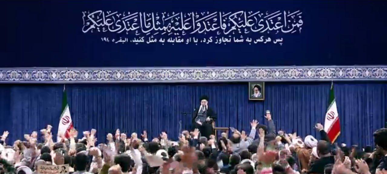 昨天，在哈梅内伊讲话的背景墙中所标注的《古兰经》经文内容是：“若有人攻击你们，你