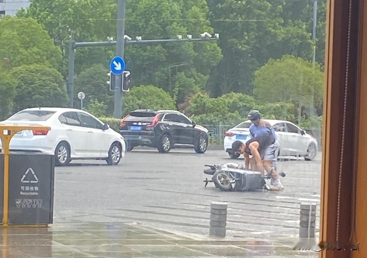 扶摔倒的人，大家敢吗？合肥三中高二学生陈艺洋昨天中午看到一位骑电瓶车摔倒的女士，