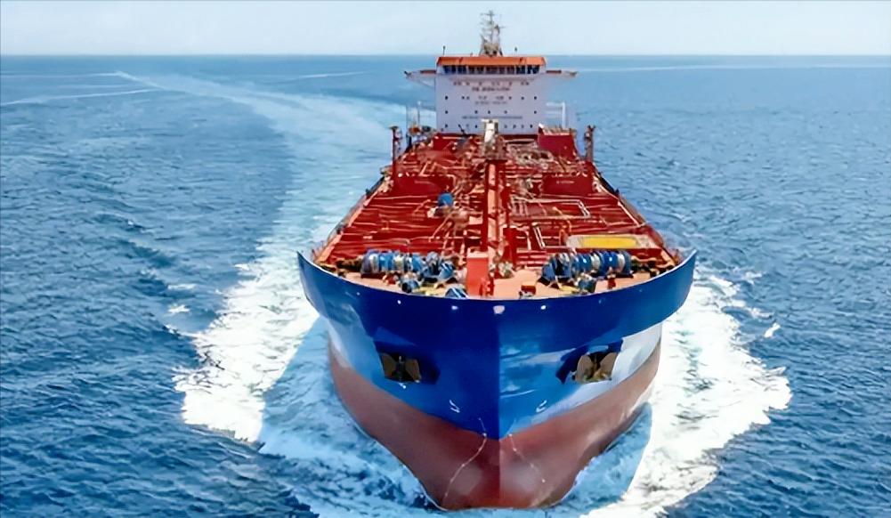 不装了！美国在海上直接当起了“拦路虎”，半小时左右就接连拦下两艘油轮，下手又快又