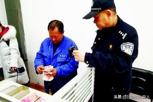 2018年，回收废品的李师傅用五元人民币，收购了一只陈旧煤炉。在清理煤炉的过程中