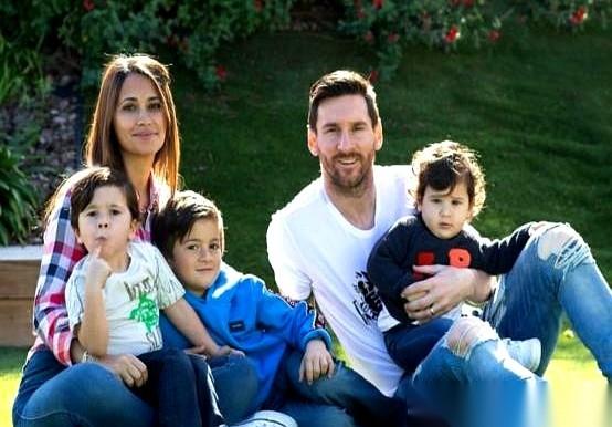 听说她闺蜜车祸走了，她自己也崩溃到休学。
他那时候，事业正红得发紫，想都没想，直