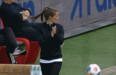 历史时刻，谁说女子不如男？今日，足以载入史册——本轮德甲赛场迎来了史上首位五大联