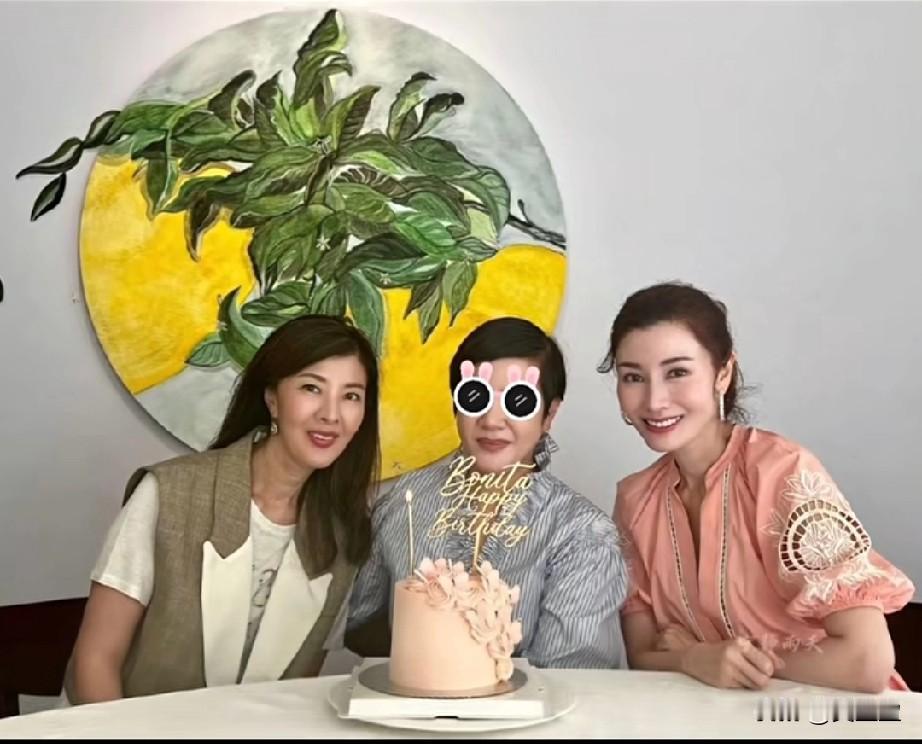 李嘉欣和姐姐一同为好友庆生
两姐妹眼睛还是挺像的，
都已年过五十，
姐姐漂亮还是